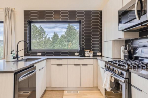 Evergreen's Modern Cabin